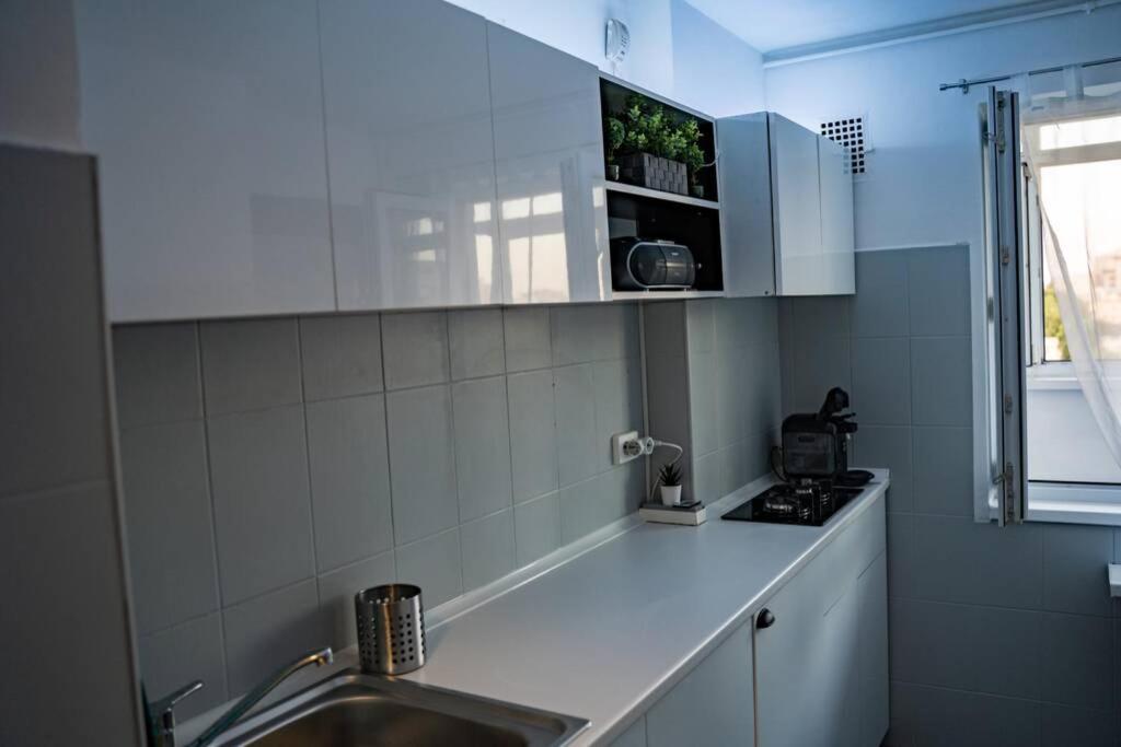Modern 1 Bedroom Apartment In Bucharest Center! Bagian luar foto